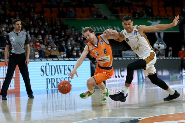 他积极地回 他积极地回